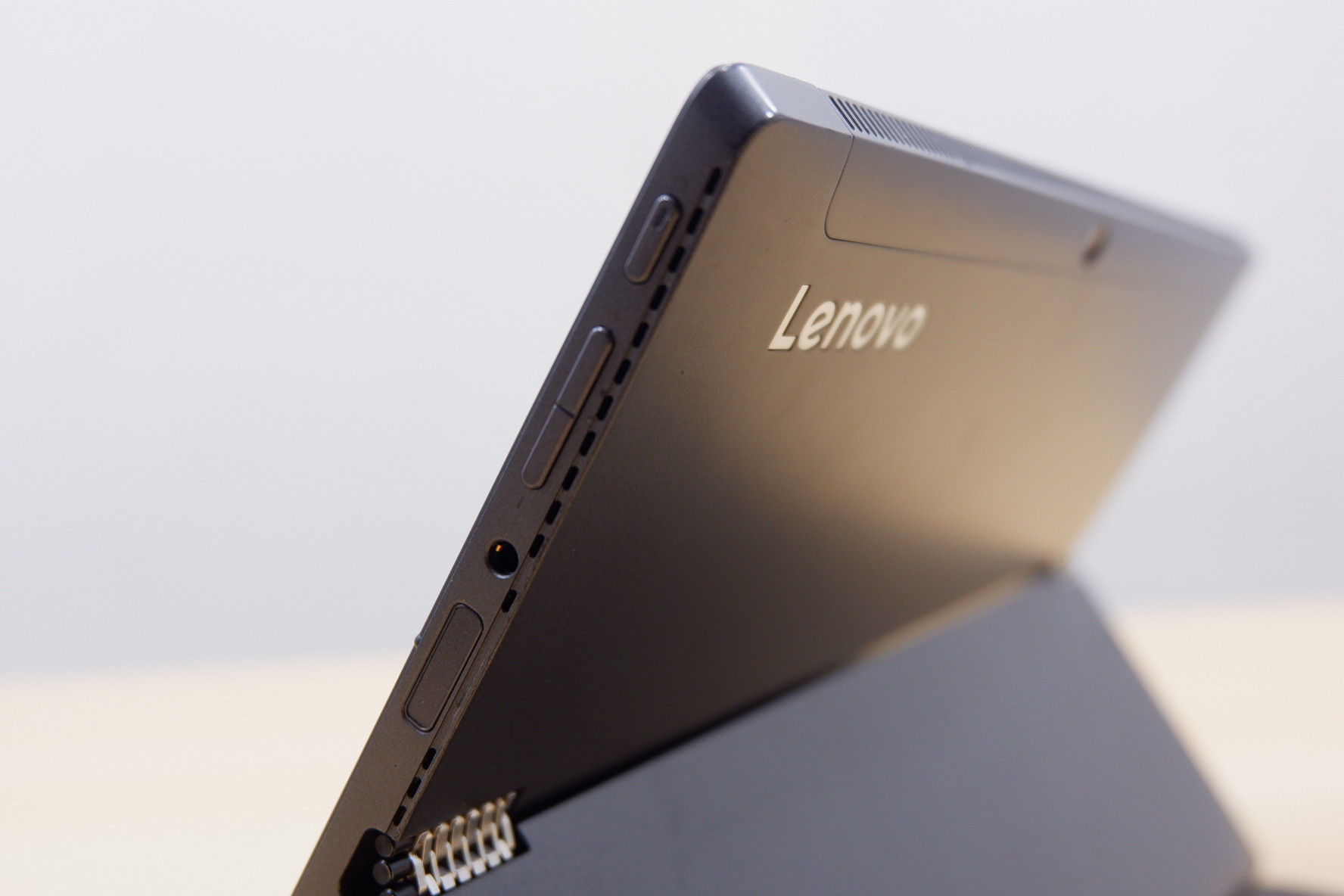 Lenovo MIIX 520-12IKB ( i5-8250U) - Image 2
